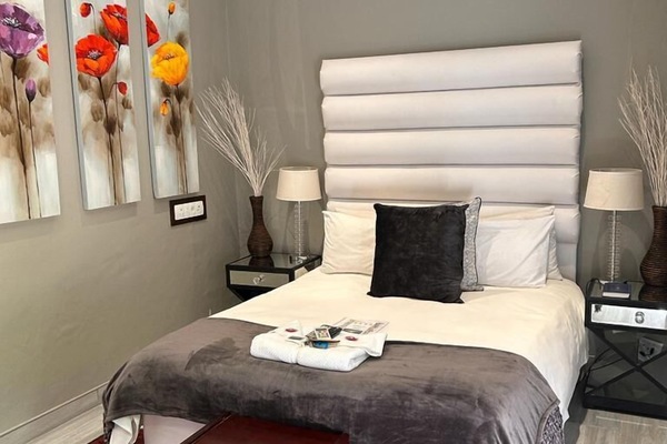 Honeymoon Room | Free minibar items, in-room safe, desk, soundproofing