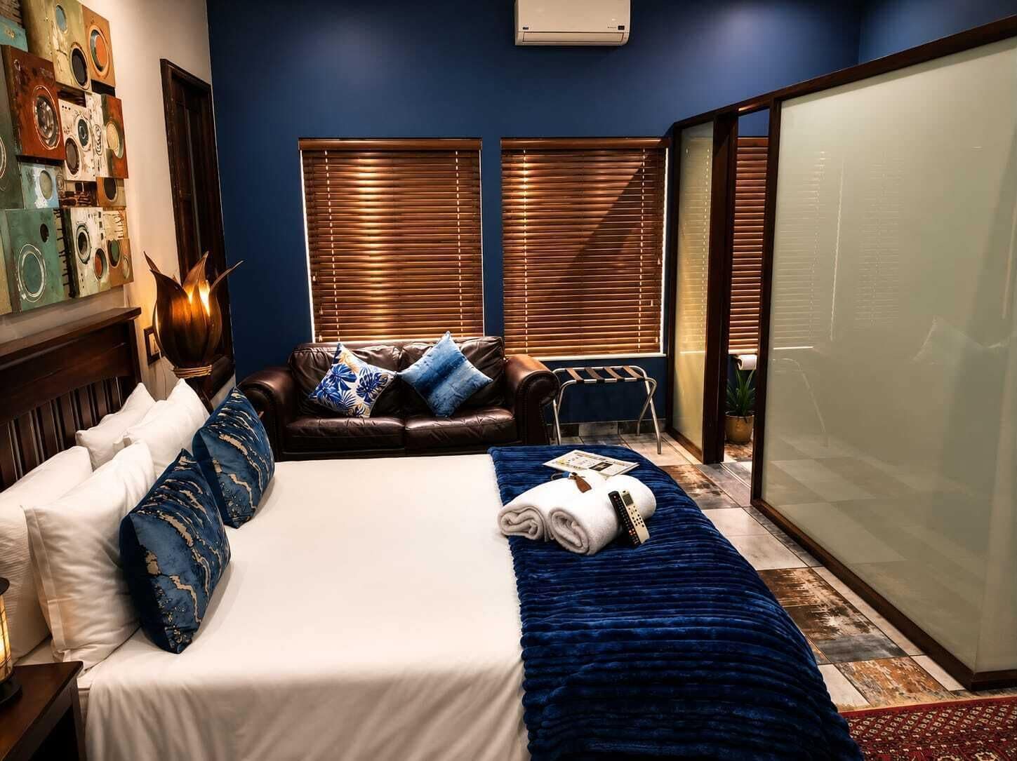 Family Room | Minibar (some free items), in-room safe, desk, soundproofing