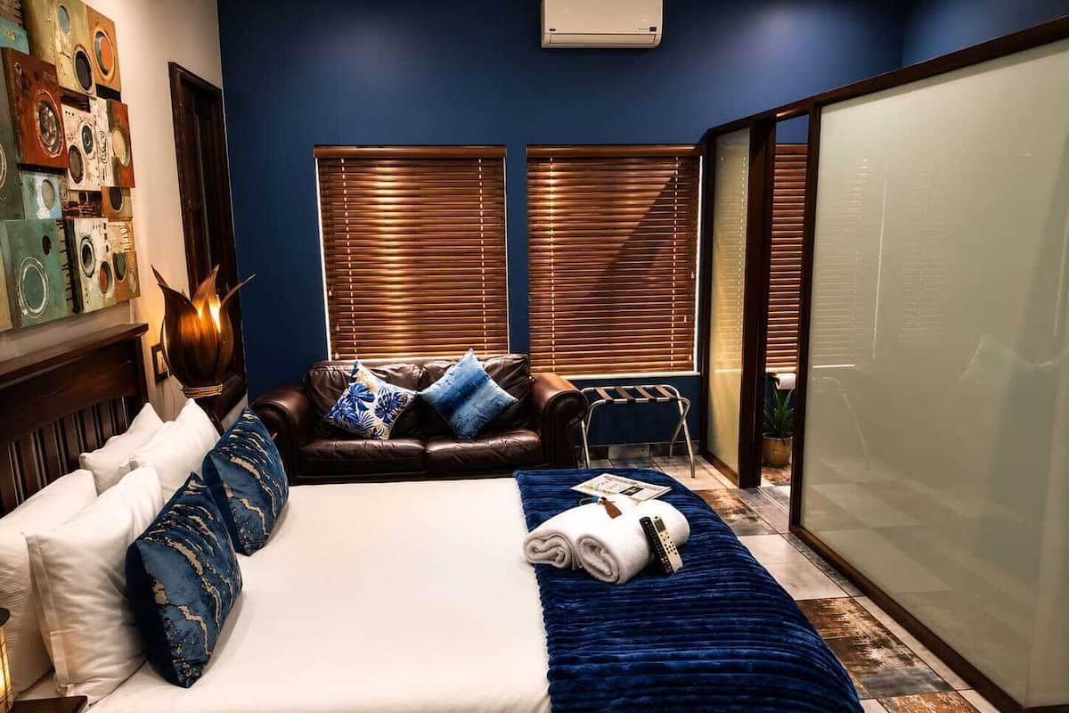 Family Room | Minibar (some free items), in-room safe, desk, soundproofing
