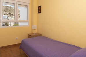 3 chambres, fer et planche Ă repasser, draps fournis