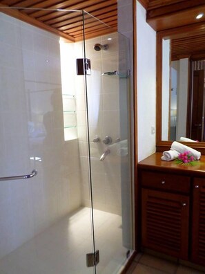 Dusche im Bad