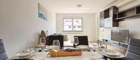 Apartamento, 2 quartos | Opções para refeição no quarto