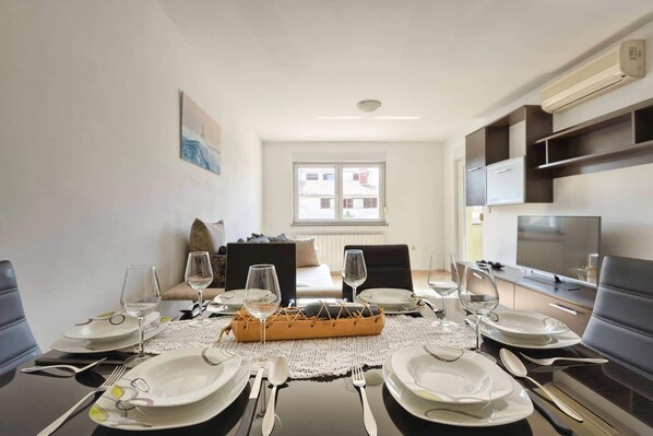 Apartment, 2 Schlafzimmer | Essbereich im Zimmer