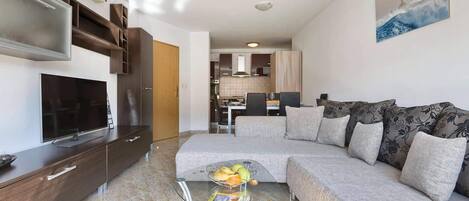 Departamento, 2 habitaciones | Sala de estar | Televisión de pantalla plana