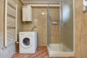 Apartment, 2 Schlafzimmer | Badezimmer | Dusche, Haartrockner, Bidet, Handtücher