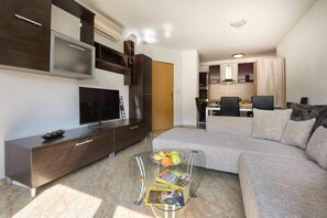 Apartment, 2 Schlafzimmer | Wohnbereich | Flachbildfernseher