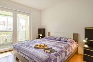Apartamento, 2 habitaciones | Tabla de planchar con plancha, wifi gratis, ropa de cama