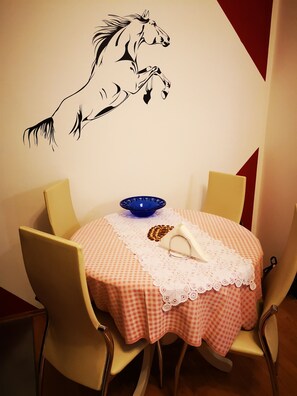 Apartment, 2 Bedrooms | In-room dining