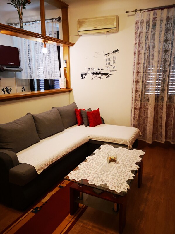 Departamento, 2 habitaciones | Área de sala de estar | Televisión de pantalla plana 