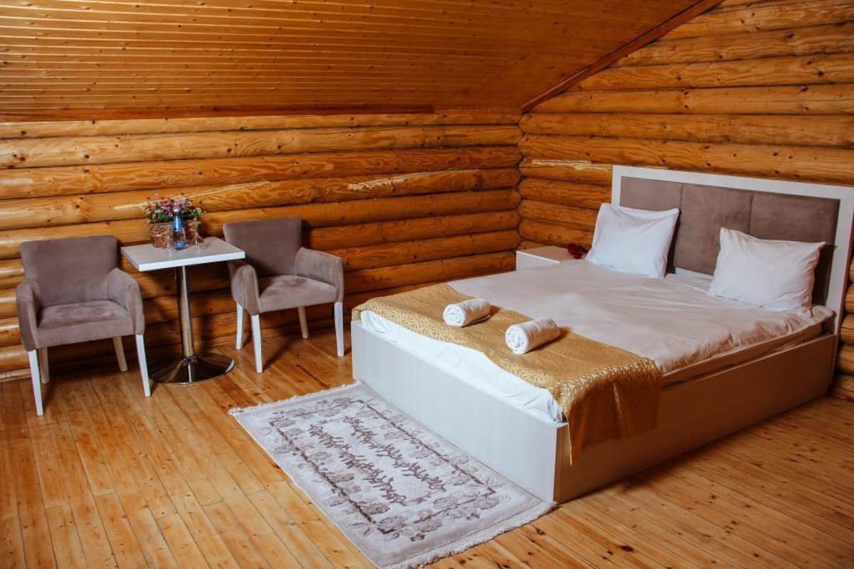 Suite estudio | Escritorio, espacio para trabajar con laptop y cortinas blackout