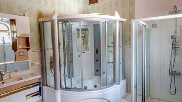 Executive Suite, 1 Double Bed | Bathroom | Shower, hydromassage showerhead, towels