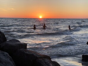 Nära stranden, solstolar och strandhanddukar