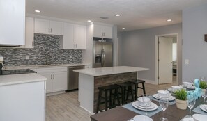 Kylskåp, mikrovågsugn, ugn och spishäll