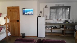 Habitación (Lavender) | Cocina privada | Refrigerador, microondas, parrilla de estufa y tetera eléctrica