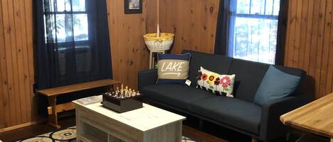 Smart-TV, Kamin, DVD-Player, BĂŒcher