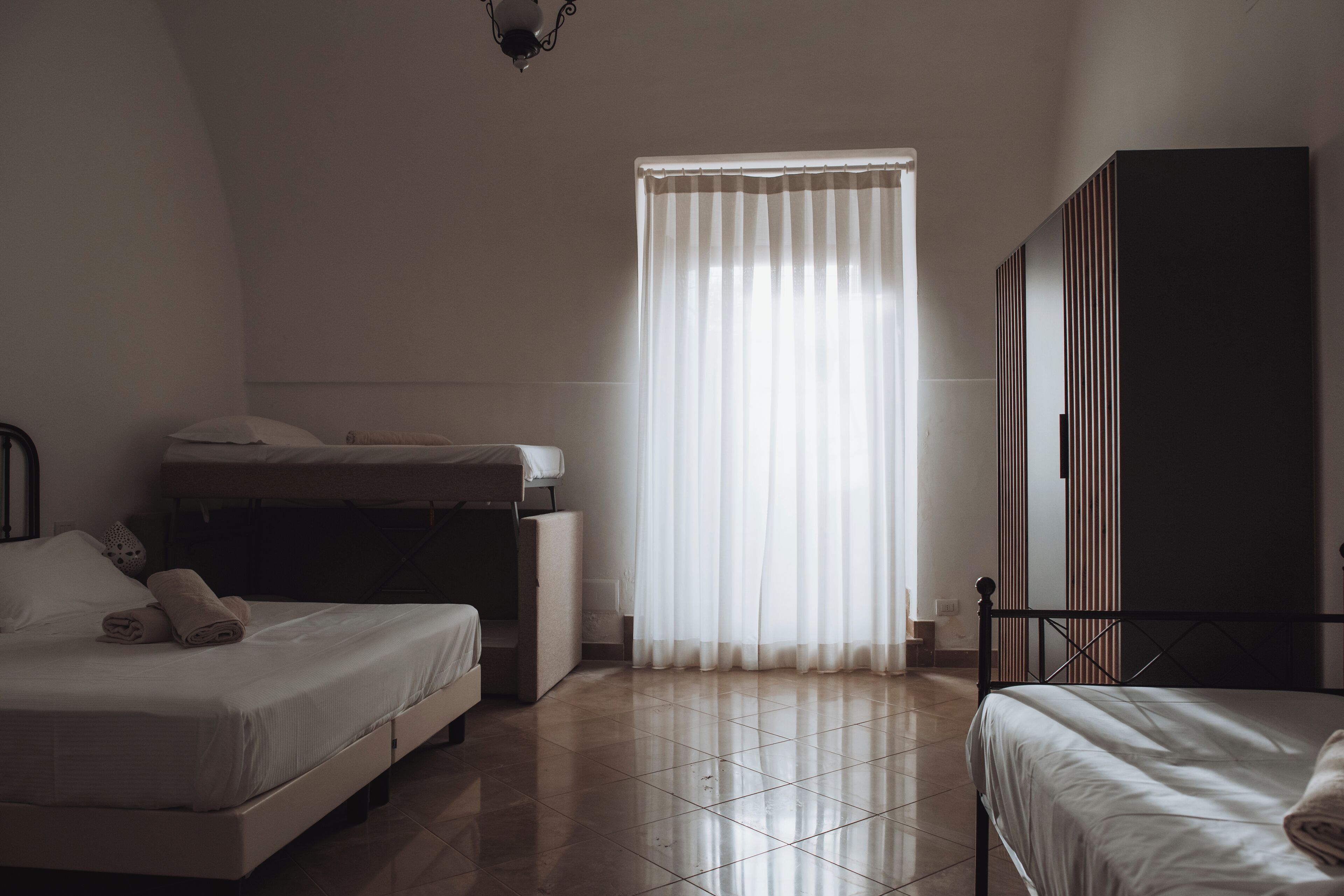 トラディショナル ルーム | 高級寝具、羽毛の掛け布団、セレクト コンフォート製ベッド、ミニバー