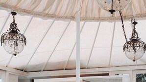 Uma área de spa com hidromassagem, portas de vidro e lustres pendurados.