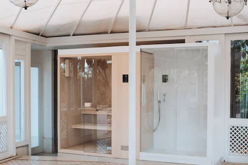 Sauna, hot tub