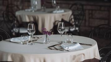 Aperto a pranzo e cena, cucina locale