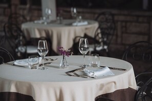 Se sirven almuerzos, cenas y cocina local