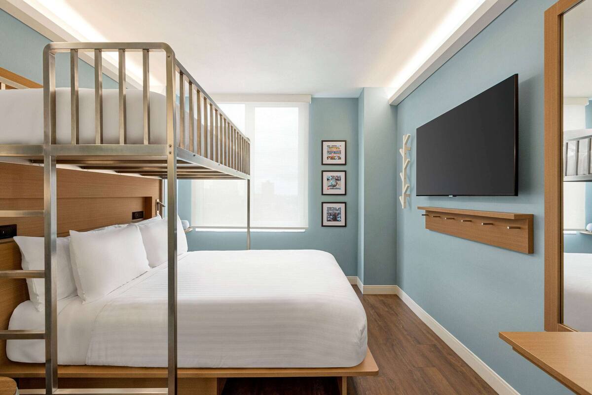 1 Queen and 1 Twin Bunk Bed, Deluxe Room, Non-Smoking | 이집트산 면 시트, 고급 침구, 미니바, 객실 내 금고