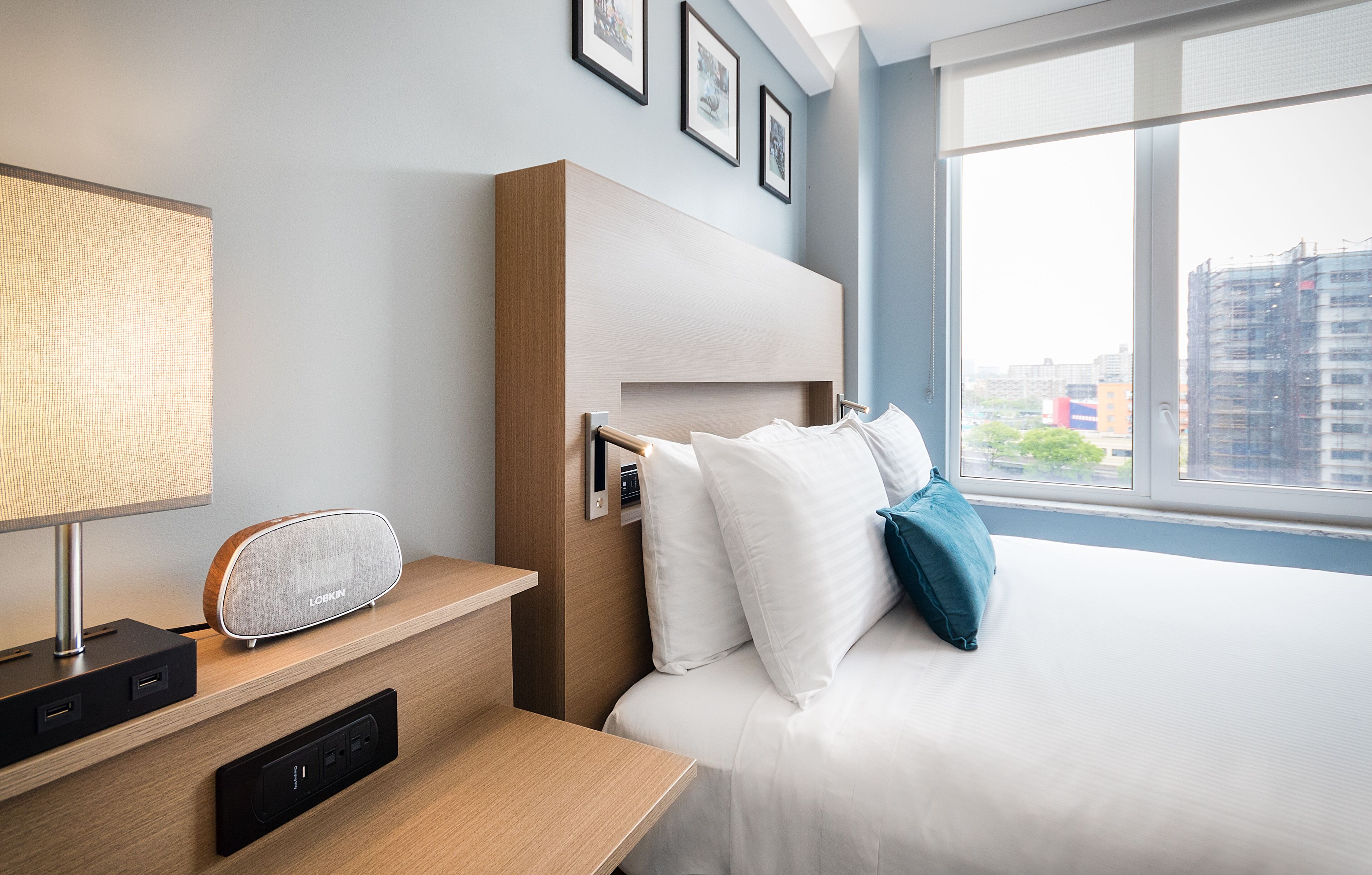 deluxe room, 1 queen bed, non smoking | egyptian cotton sheets, premium bedding, minibar, in-room safe