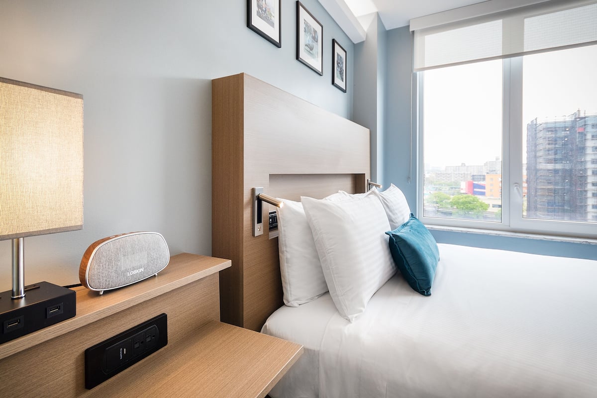 deluxe room, 1 queen bed, non smoking | egyptian cotton sheets, premium bedding, minibar, in-room safe