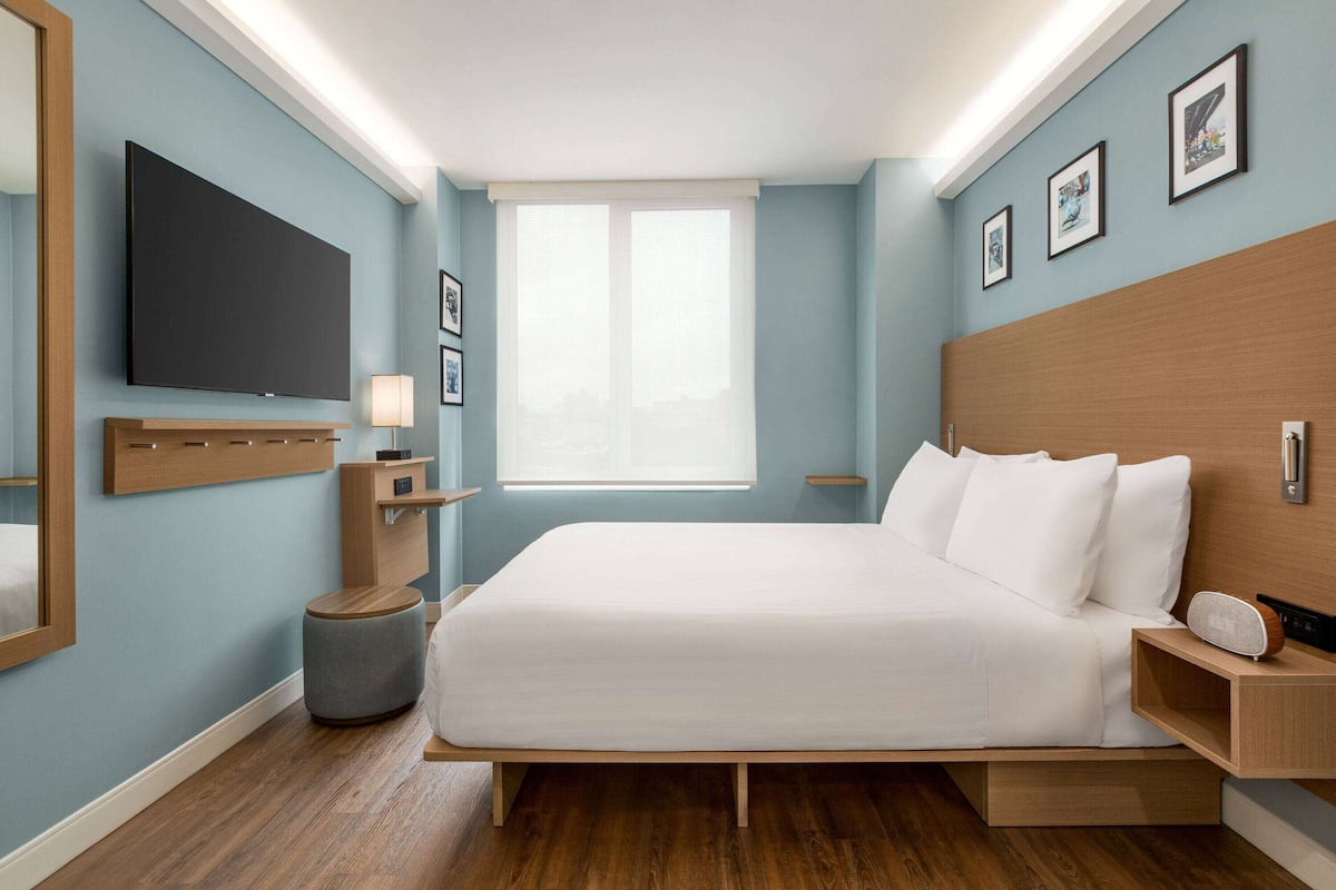 Habitación Deluxe, 1 cama Queen size, para no fumadores | Sábanas de algodón egipcio, ropa de cama de alta calidad y minibar