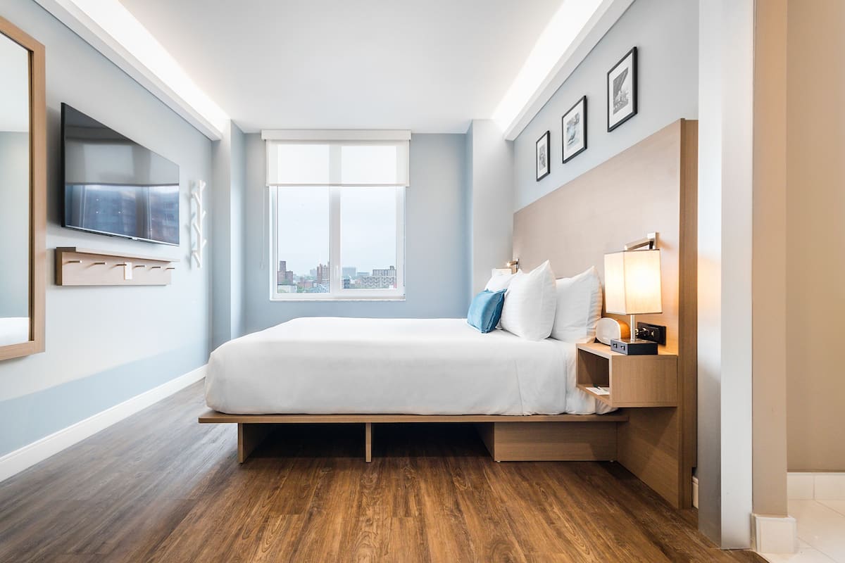 deluxe queen room with roll-in shower - mobility and hearing impaired access/non-smoking | egyptian cotton sheets, premium bedding, minibar, in-room safe