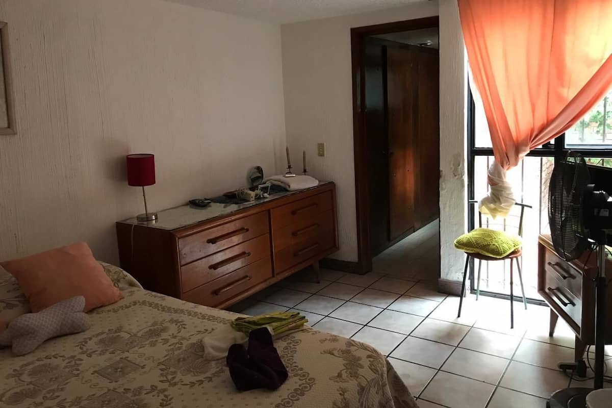 Habitación Confort | Espacio para trabajar con laptop y wifi gratis 