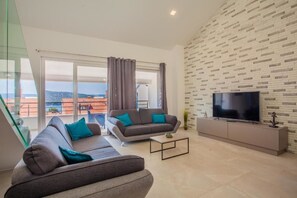 아파트, 침실 4개, 바다 전망 | 거실 공간 | 평면 TV