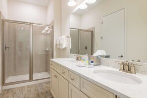 Bathtub, hair dryer, towels, soap - Playa Verde Cottage with Private Hot Tub near Disney with Margaritaville Resort. (Kissimmee)