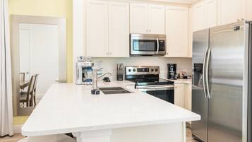 Réfrigérateur, four, plaque de cuisson, lave-vaisselle