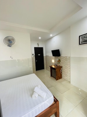 Chambre Deluxe, balcon | Minibar, bureau, espace de travail pour ordinateurs portables