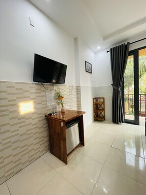 Deluxe Room, Balcony | Minibar, desk, laptop workspace, iron/ironing board - Homestay Cuong Thinh (Da Nang)