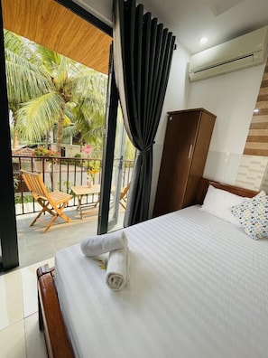 Deluxe Room, Balcony | Minibar, desk, laptop workspace, iron/ironing board - Homestay Cuong Thinh (Da Nang)