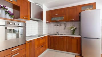 Kühlschrank, Mikrowelle, Ofen, Herdplatte