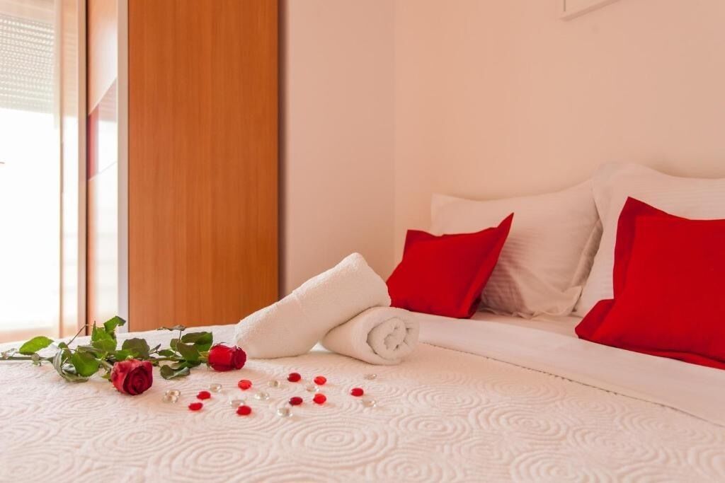 1 chambre, bureau, fer et planche à repasser, lit parapluie