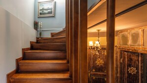 A wooden staircase leading to a landing with a framed picture on the wall. - Wonder Wood Hotel (Istanbul)