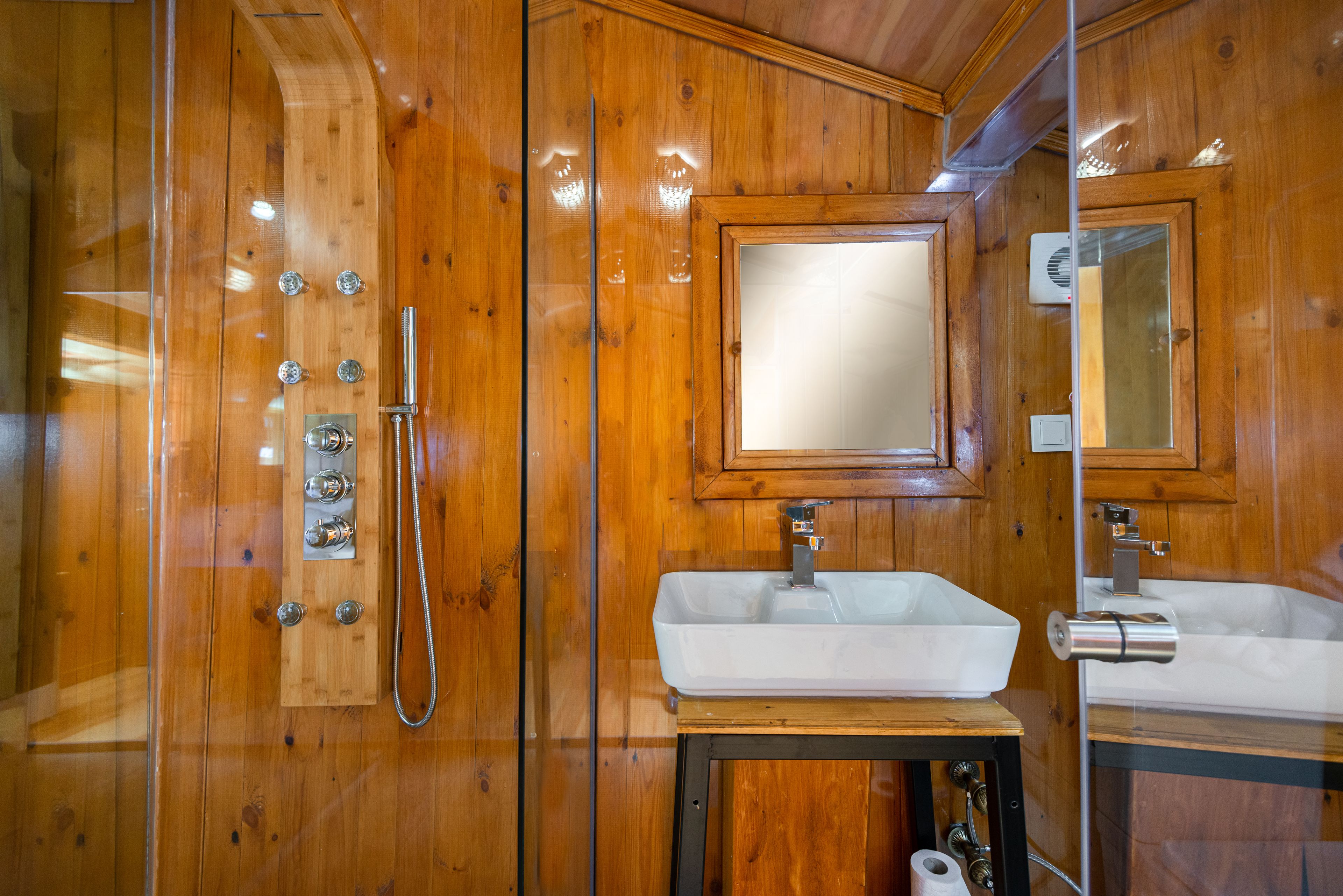 junior room | bathroom | shower, free toiletries, hair dryer, slippers