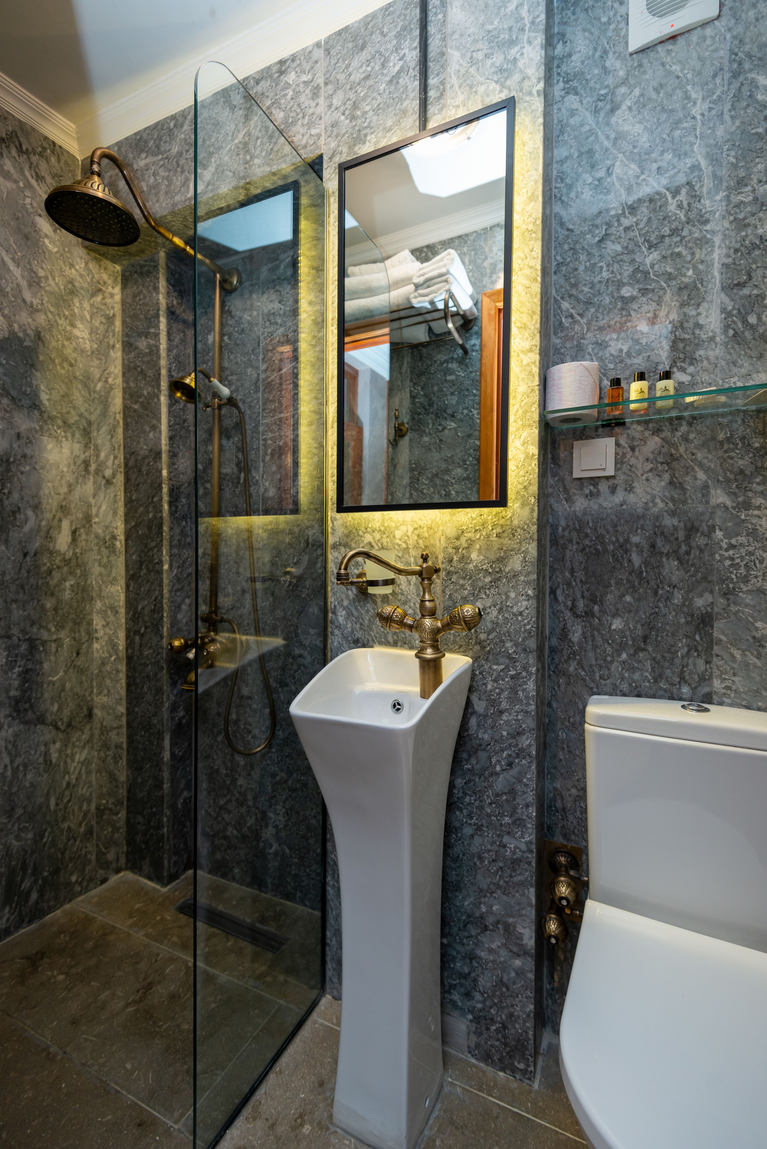 design double room | bathroom | shower, free toiletries, hair dryer, slippers