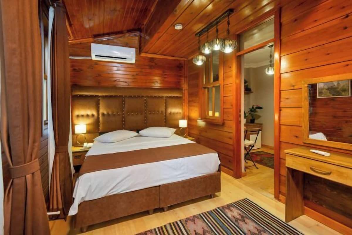 Premium bedding, free minibar items, in-room safe, blackout curtains