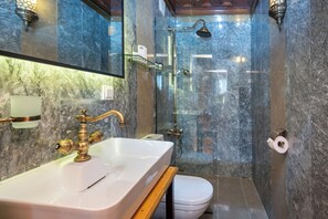 华丽双人房或双床房 | 浴室 | 淋浴设施、免费洗浴用品、吹风机、拖鞋