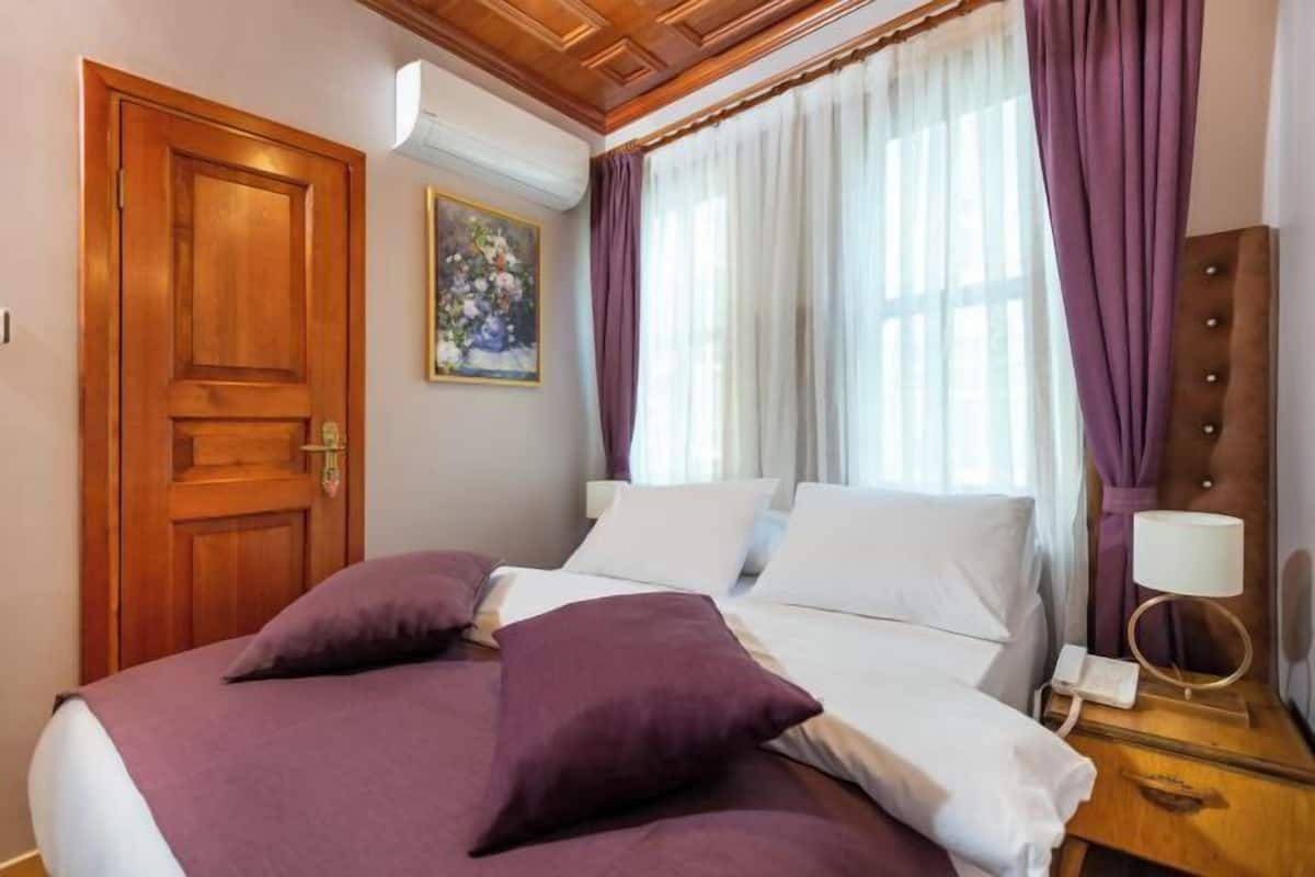 Premium bedding, free minibar items, in-room safe, blackout curtains