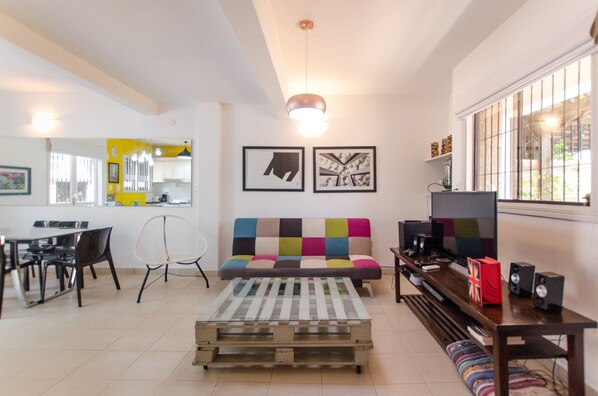 Toetasjes familieleilighet | Oppholdsrom | Flatskjerm-TV og Netflix