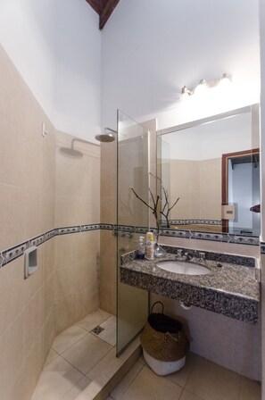 Family Duplex | Bathroom | Shower, hair dryer, slippers, towels - Pop Art Duplex (Asunción)