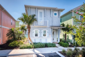 Exterior - Sandy Cottage! 3 Miles from Disney with Margaritaville Resort & Island H2O. (Kissimmee)