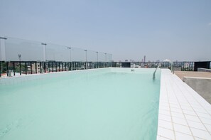Outdoor pool, pool loungers - Lovely Business Loft Pool BBQ & Views (Asunción)