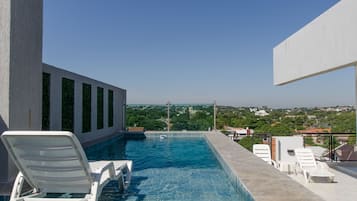 Hồ bơi ngoài trời, ghế dài tắm nắng