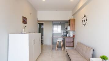 Apartamento luxo | Sala de estar | TV de tela plana 35 polegadas com canais a cabo, TV, Netflix